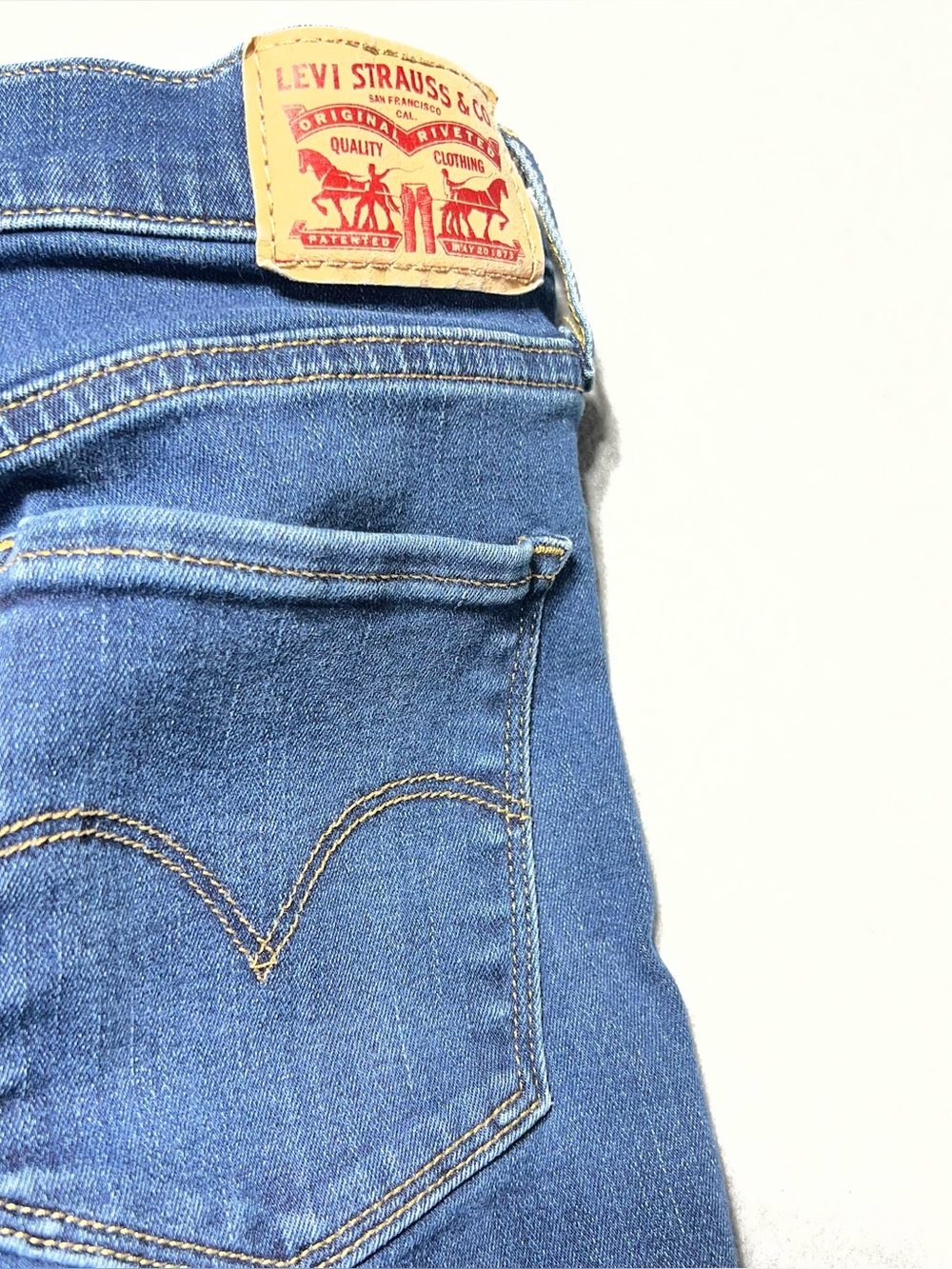 Levi's Women's Mid-Rise Slim Straight Jeans in Dark Indigo Wash
